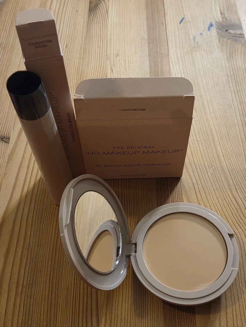No Makeup Makeup Compact (Shade Light-Medium) and Foundation Brush